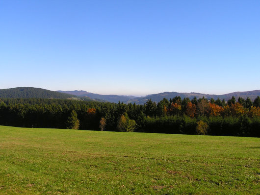 Von Mollseifen der Blick zurück zur Ortschaft Züschen, die etwa in der Talsenke der Bildmitte liegt.